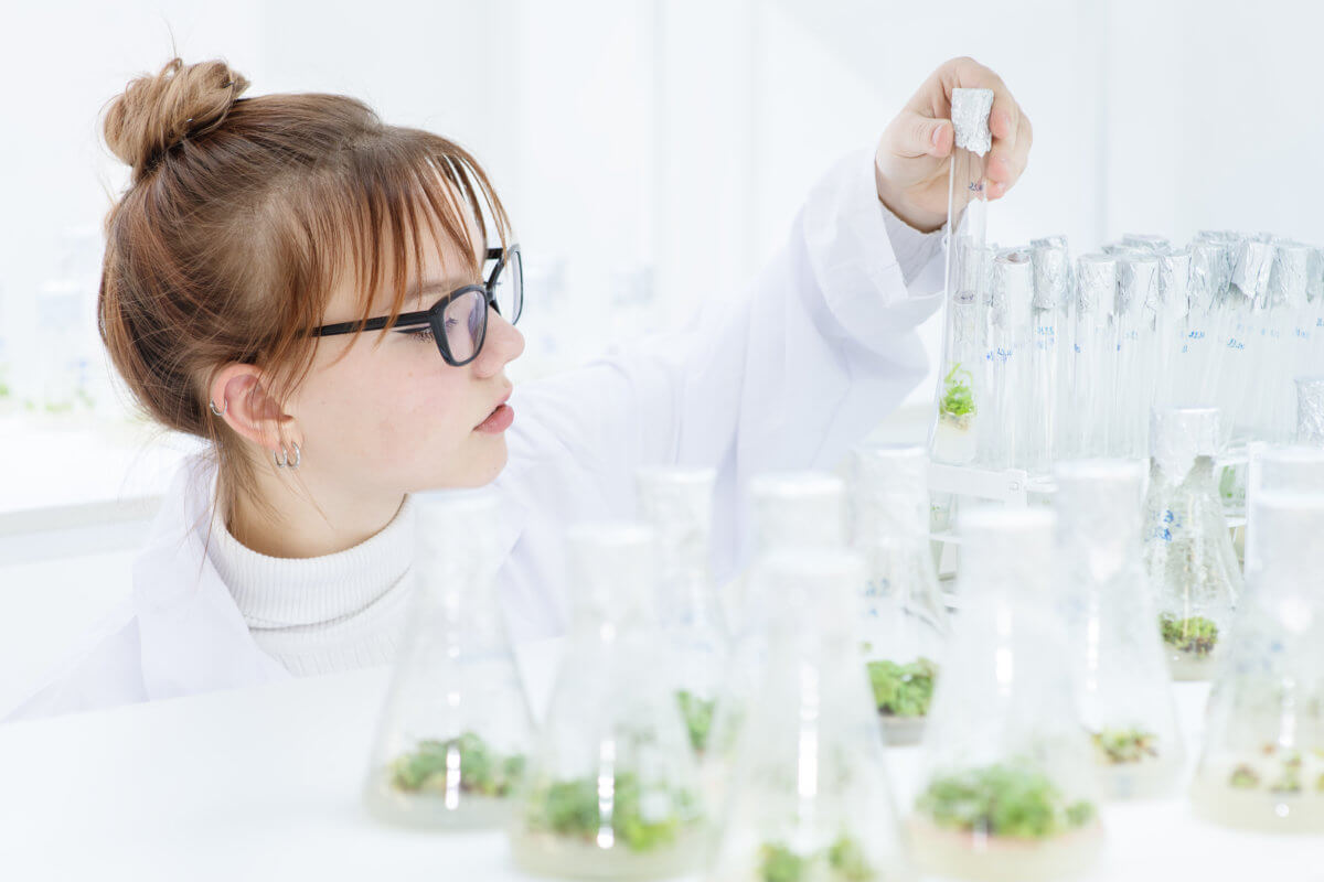Committee Blog: 13 Women Cannabis Scientists to Follow and Support